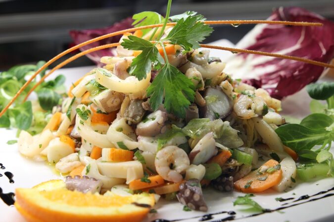 Scopri di più sull'articolo Insalata di mare: tutto il sapore del mare in un unico piatto!